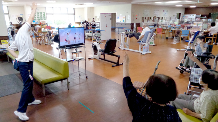 集団でリハビリを行う様子